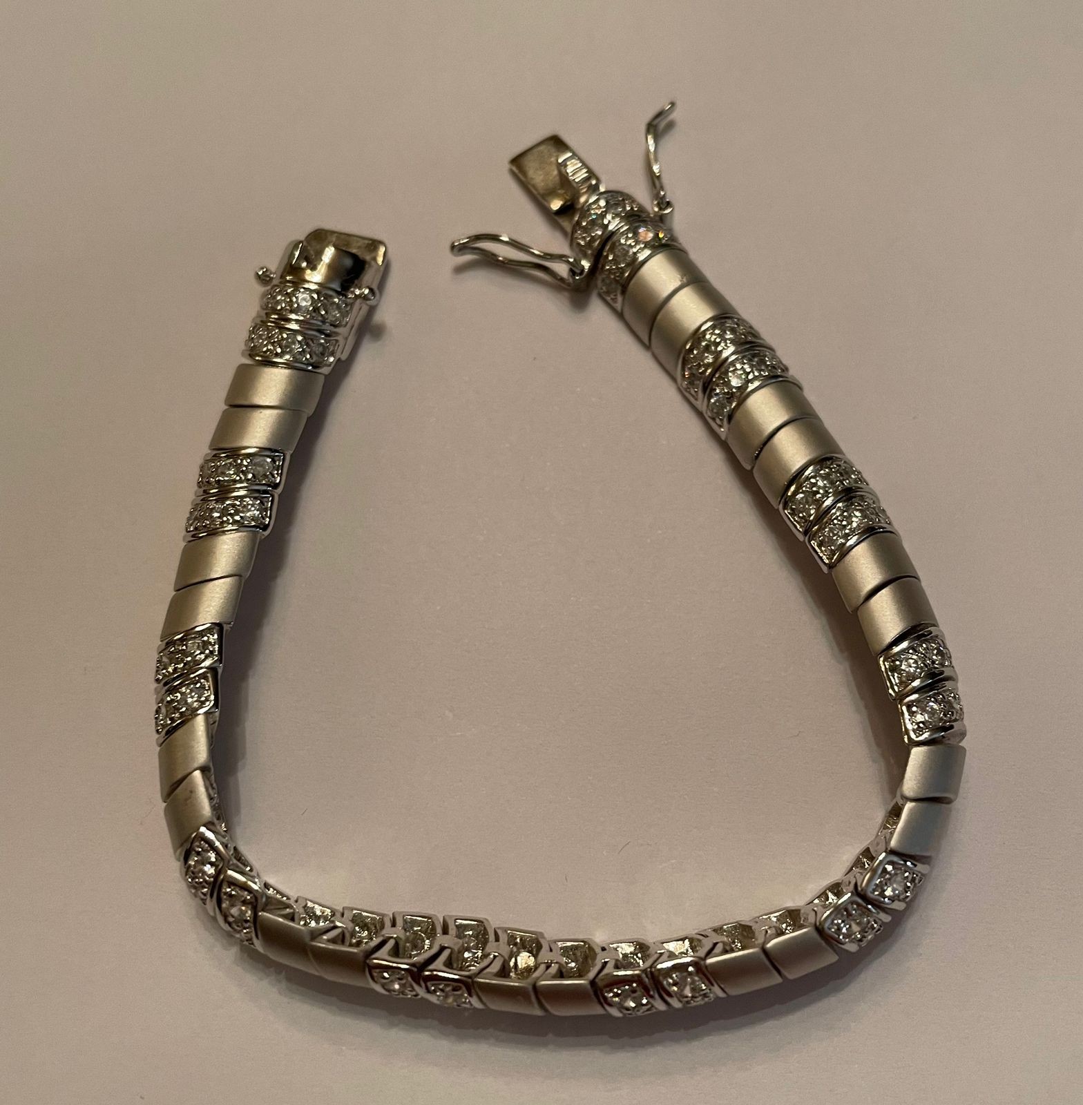 Pulseira de prata com pedras zircônias (Por motivos de segurança a... - foto 1 de 3
