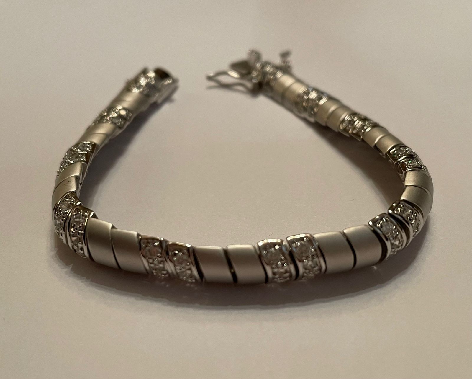 Pulseira de prata com pedras zircônias (Por motivos de segurança a... - foto 3 de 3