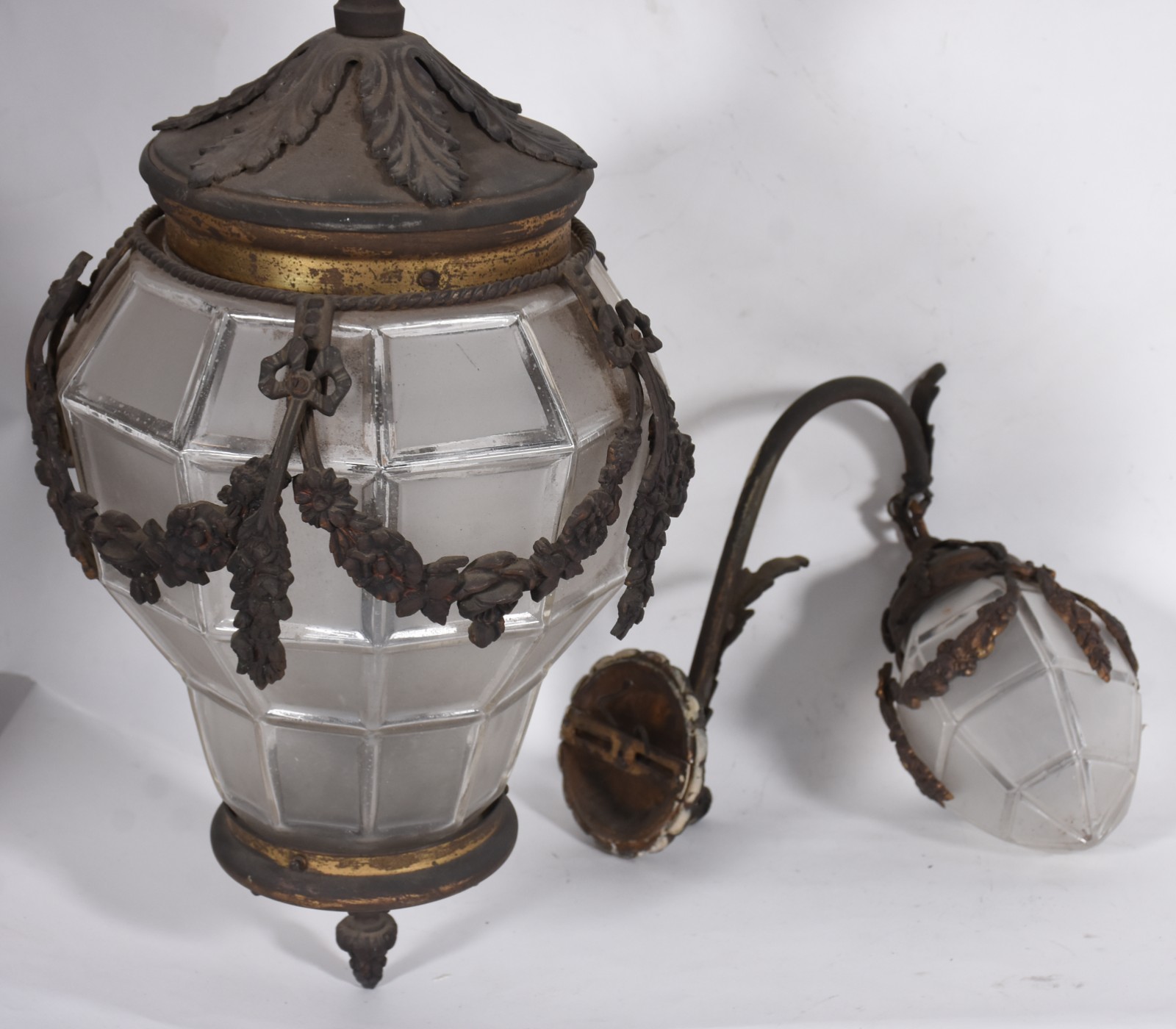 Pequeno lustre e uma lanterna de parede. - foto 3 de 5
