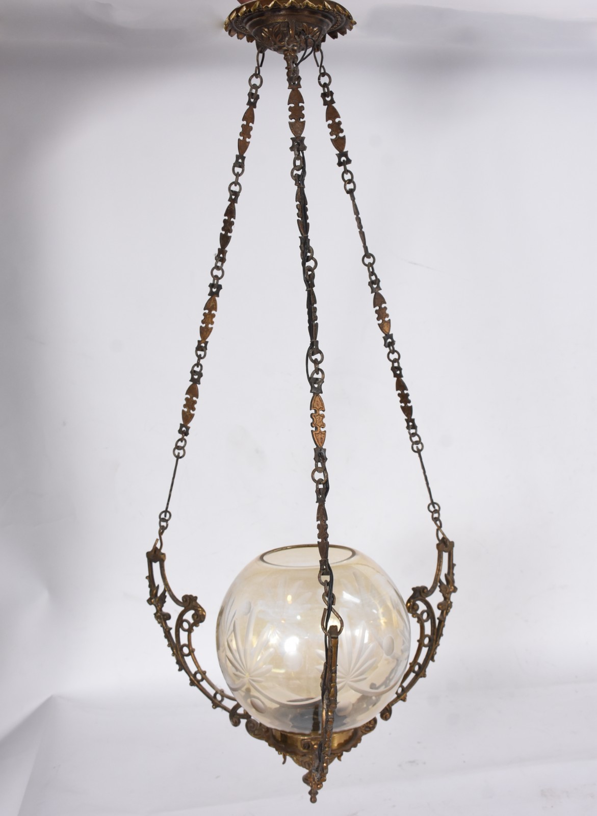 Lanterna de teto de metal dourado com cúpula de vidro. - foto 1 de 6