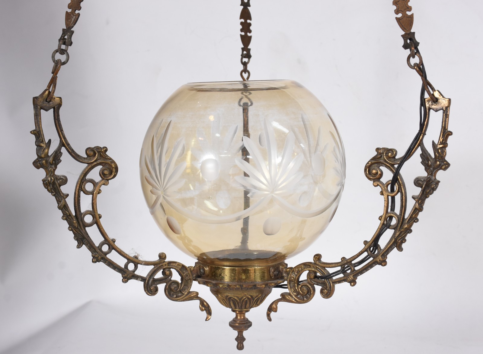 Lanterna de teto de metal dourado com cúpula de vidro. - foto 4 de 6