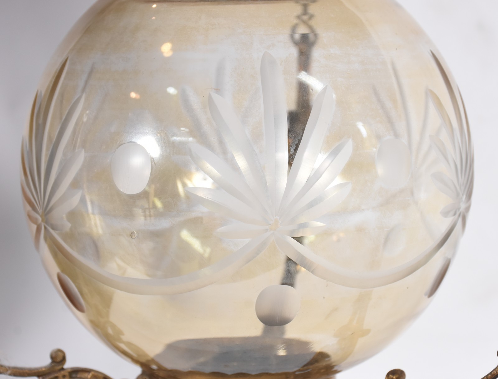 Lanterna de teto de metal dourado com cúpula de vidro. - foto 5 de 6