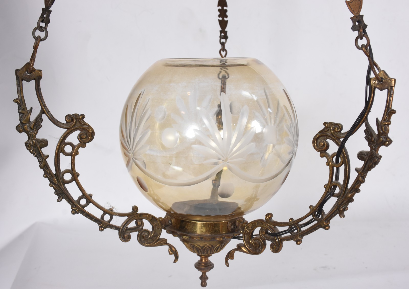 Lanterna de teto de metal dourado com cúpula de vidro. - foto 6 de 6