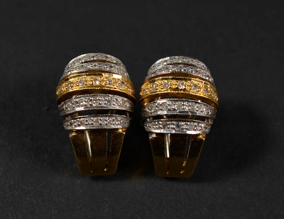 Par de brincos de ouro 18k com brilhantes. Peso: 9,4 gr.