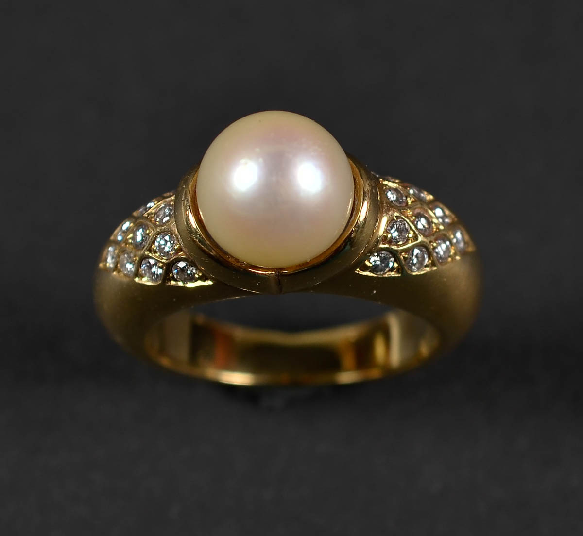 Anel de ouro 18k com pérolas e 20 brilhantes. Peso: 9,4 gr.