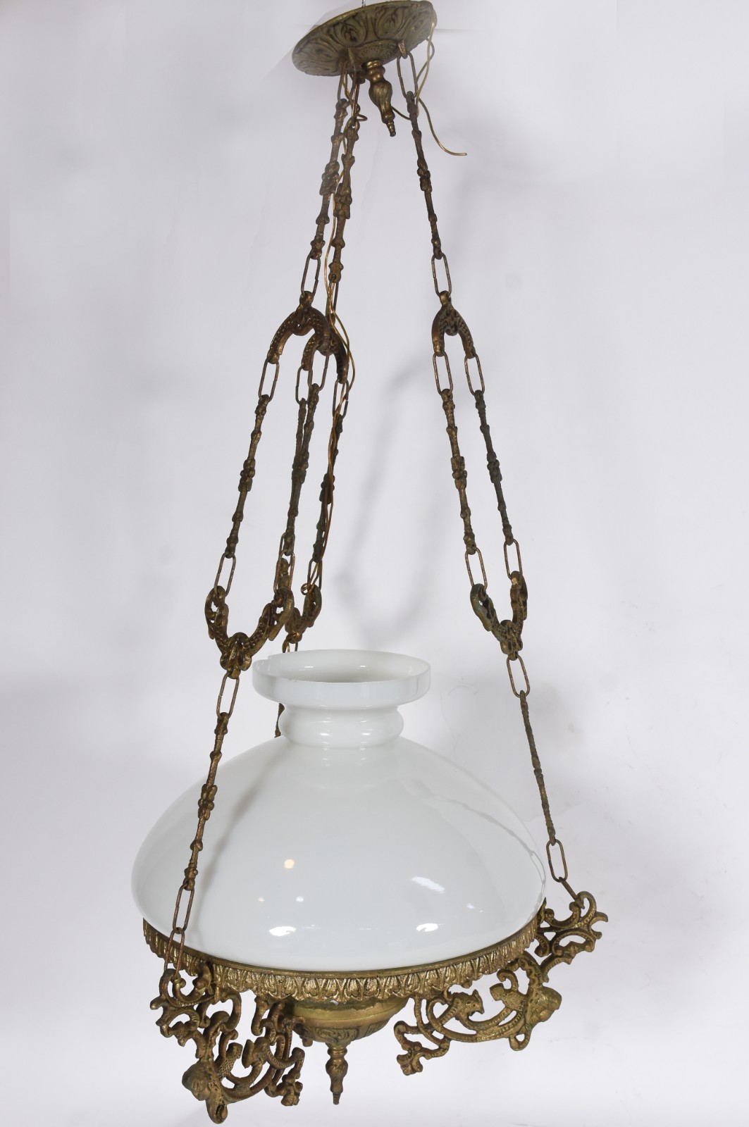 Lustre com armação de metal dourado, cúpula de vidro leitoso. - foto 1 de 3