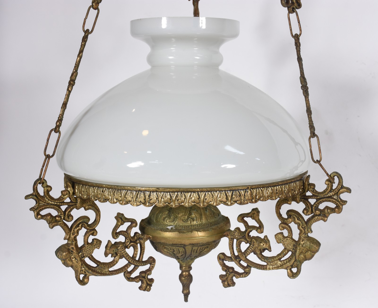 Lustre com armação de metal dourado, cúpula de vidro leitoso. - foto 2 de 3