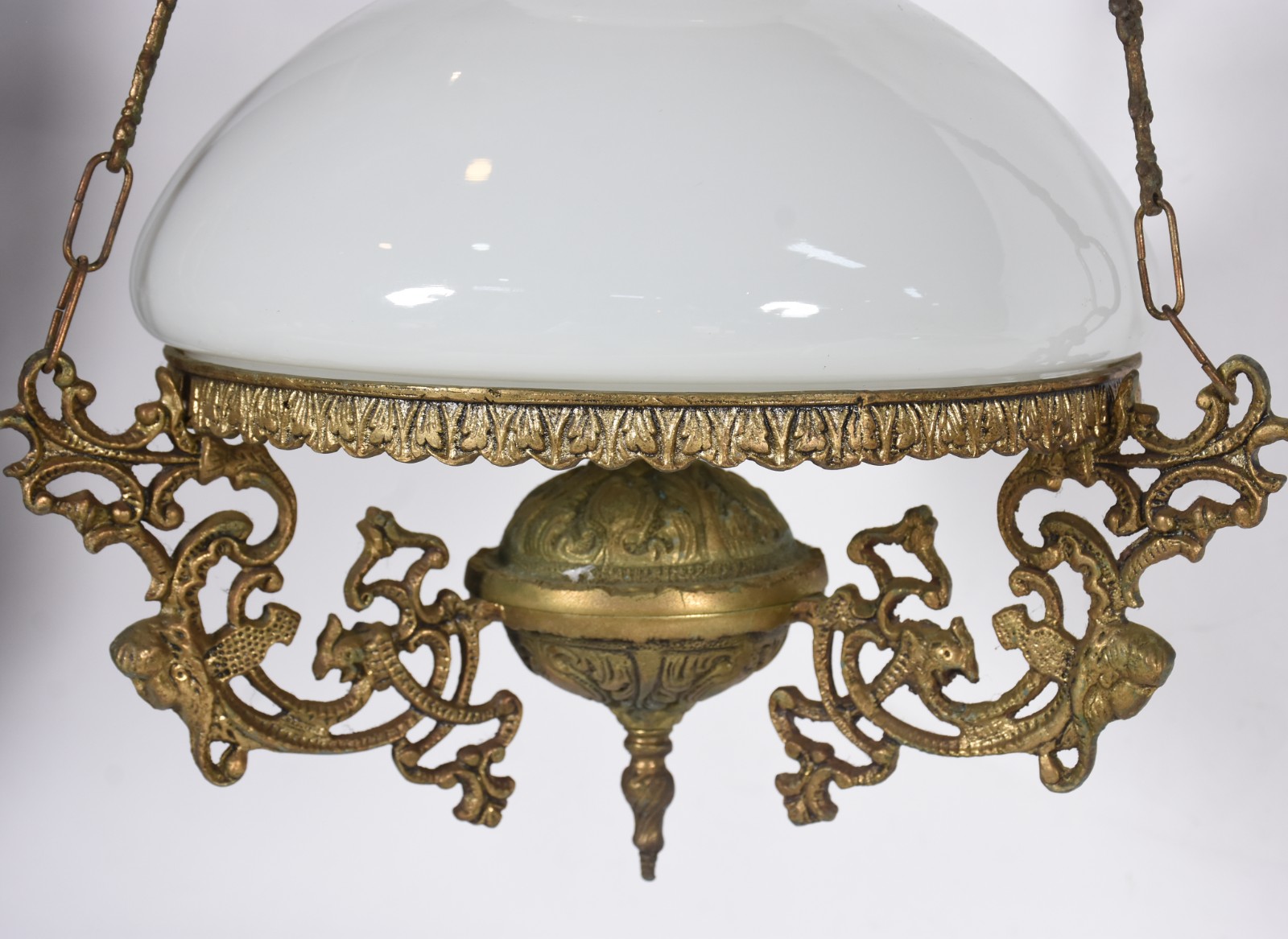 Lustre com armação de metal dourado, cúpula de vidro leitoso. - foto 3 de 3