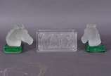 Três peças de cristal satiné, sendo 2 cavalos c... - Três peças de cristal satiné, sendo 2 cavalos com bases na cor verde e cinzeiro com figuras em relevo (lascado na base).