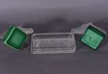 Três peças de cristal satiné, sendo 2 cavalos c... - Três peças de cristal satiné, sendo 2 cavalos com bases na cor verde e cinzeiro com figuras em relevo (lascado na base).