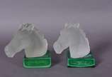 Três peças de cristal satiné, sendo 2 cavalos c... - Três peças de cristal satiné, sendo 2 cavalos com bases na cor verde e cinzeiro com figuras em relevo (lascado na base).