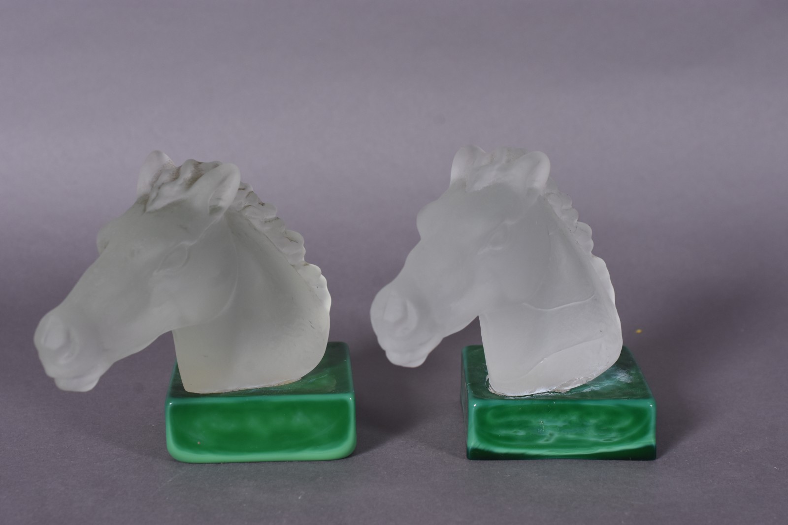 Três peças de cristal satiné, sendo 2 cavalos com bases na cor verde... - foto 6 de 6