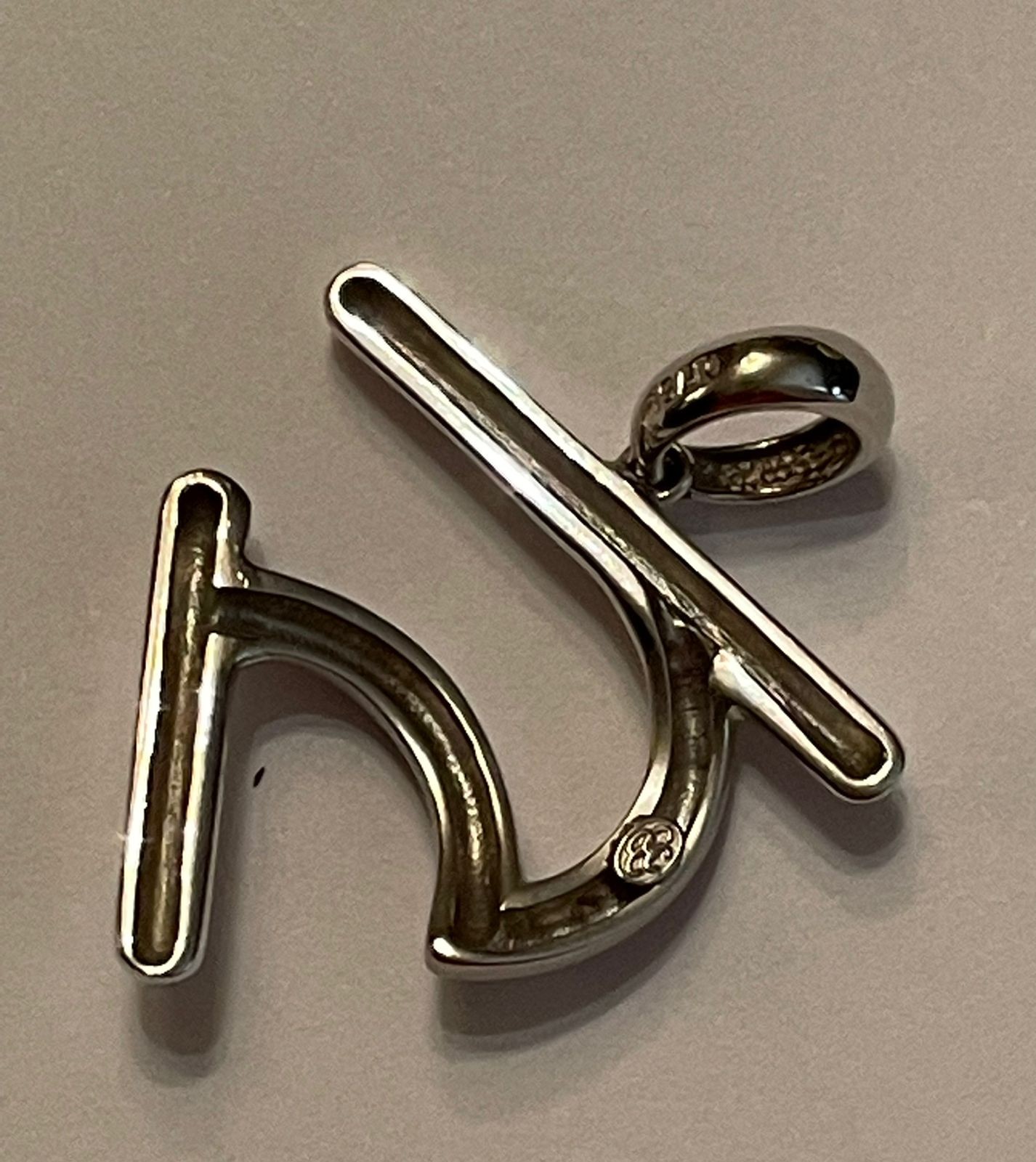 Pendente de ouro branco (Por motivos de segurança a peça não se... - foto 3 de 3