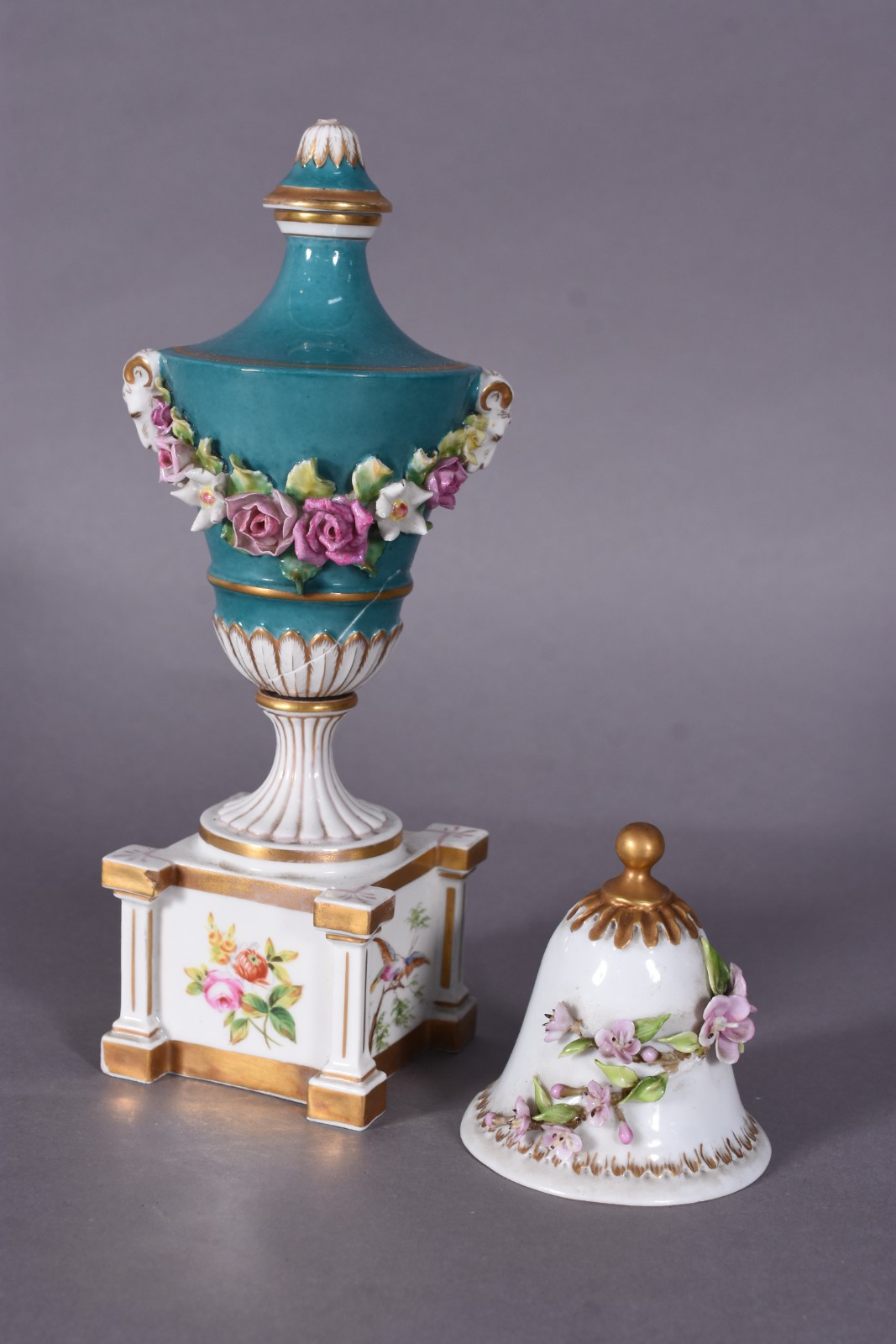 Duas pequenas peças de porcelana, sendo pequena ânfora com restauro e... - foto 1 de 6