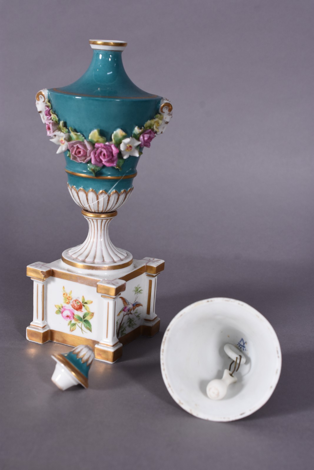 Duas pequenas peças de porcelana, sendo pequena ânfora com restauro e... - foto 2 de 6