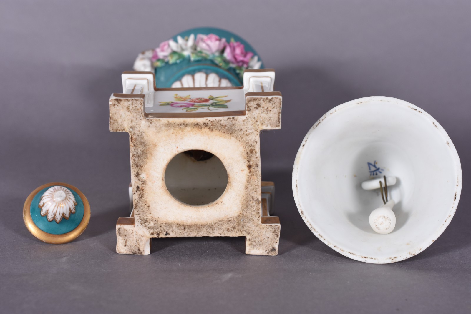 Duas pequenas peças de porcelana, sendo pequena ânfora com restauro e... - foto 3 de 6