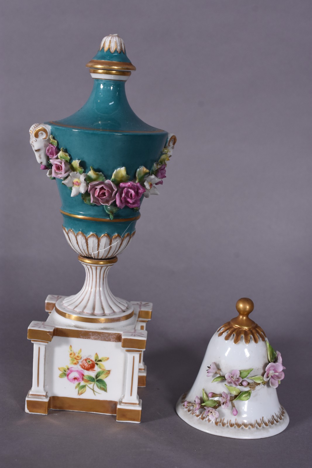 Duas pequenas peças de porcelana, sendo pequena ânfora com restauro e... - foto 4 de 6