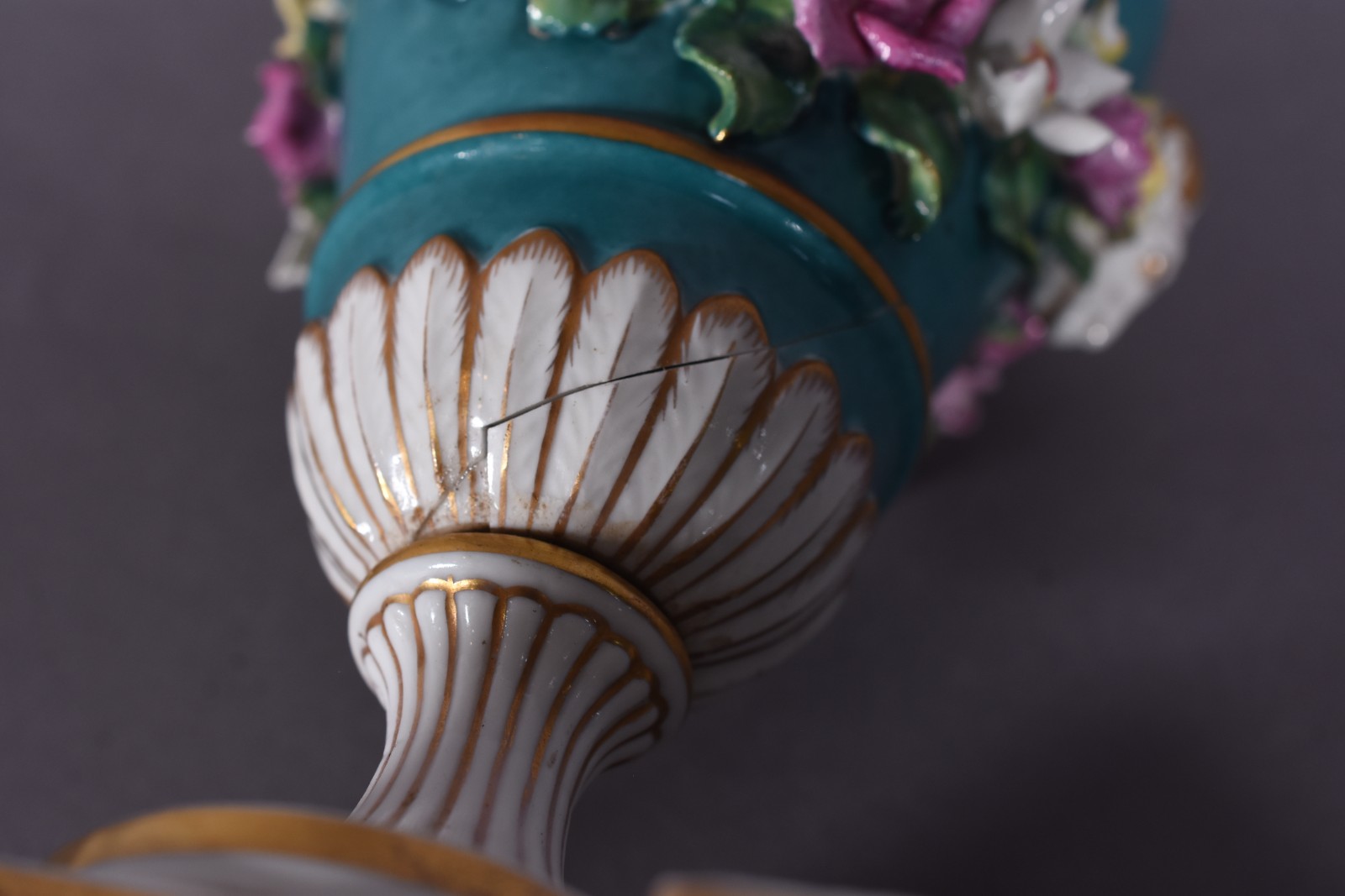 Duas pequenas peças de porcelana, sendo pequena ânfora com restauro e... - foto 5 de 6