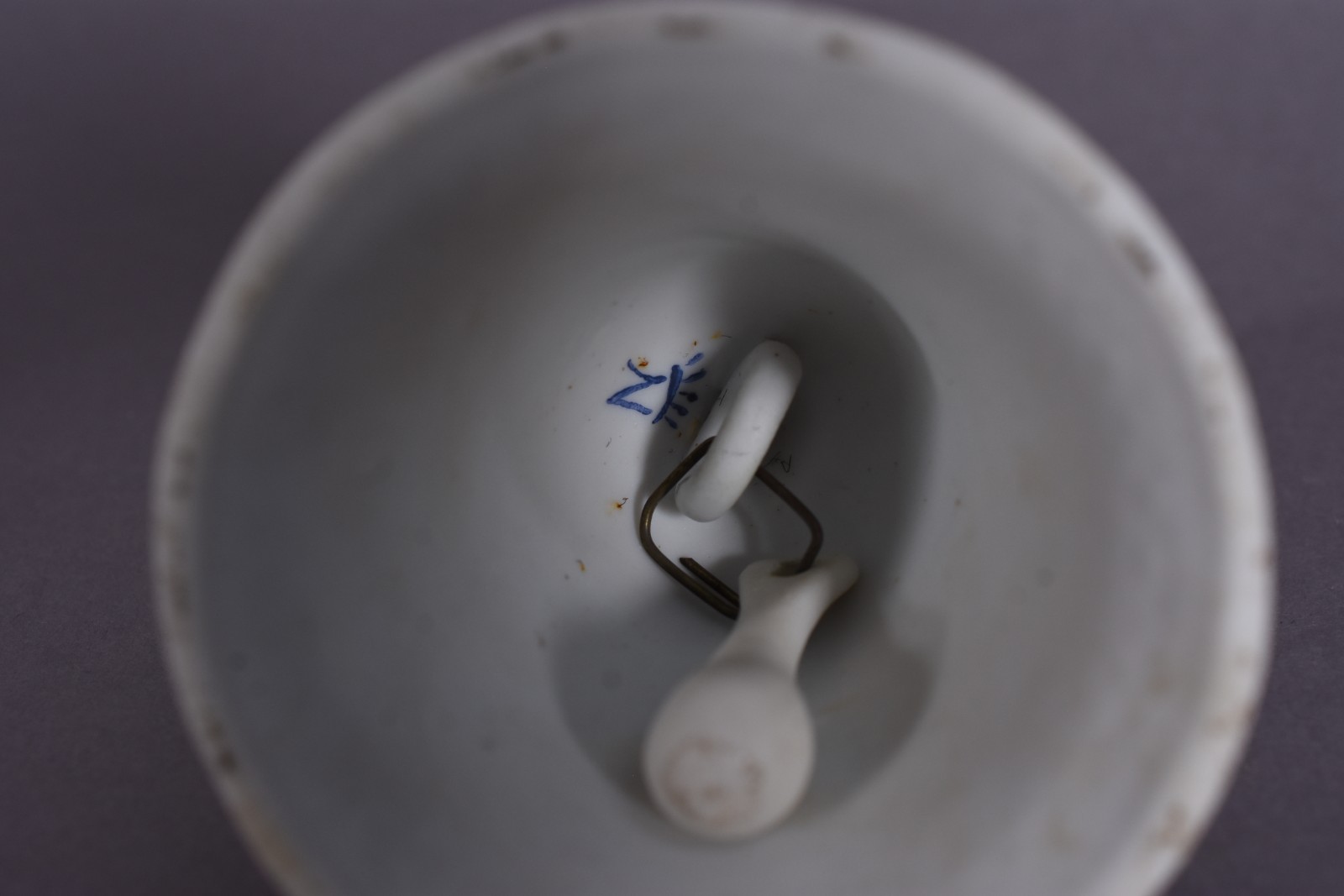 Duas pequenas peças de porcelana, sendo pequena ânfora com restauro e... - foto 6 de 6