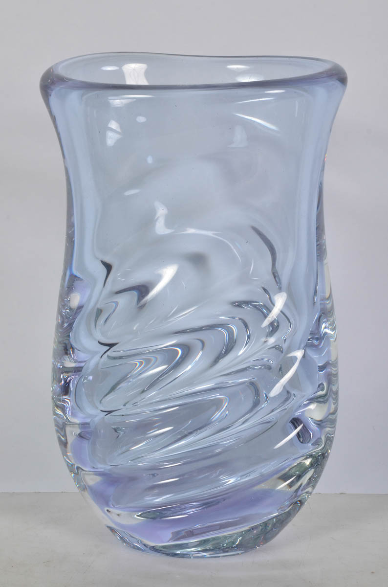 Vaso de murano, na cor azul, com bolhas e aspirais. Alt. 34 cm.