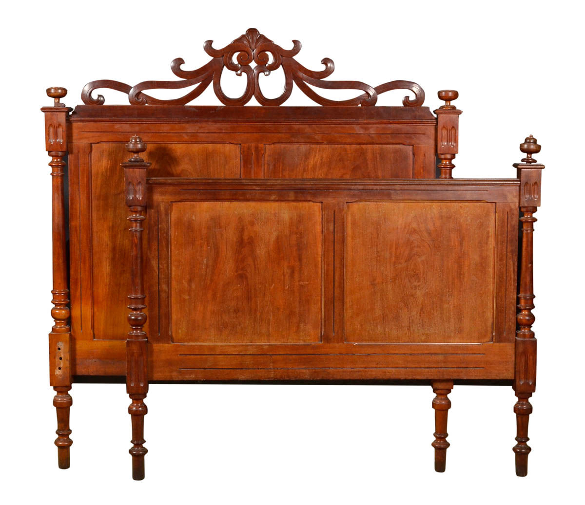Conjunto para quarto com antiga cama de casal de madeira nobre... - foto 1 de 2