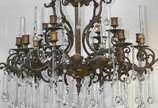 Lustre de metal dourado para 12 luzes, pingente... - Lustre de metal dourado para 12 luzes, pingentes de vidro na forma de gotas. Metal com oxidações.