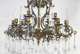 Lustre de metal dourado para 12 luzes, pingente... - Lustre de metal dourado para 12 luzes, pingentes de vidro na forma de gotas. Metal com oxidações.
