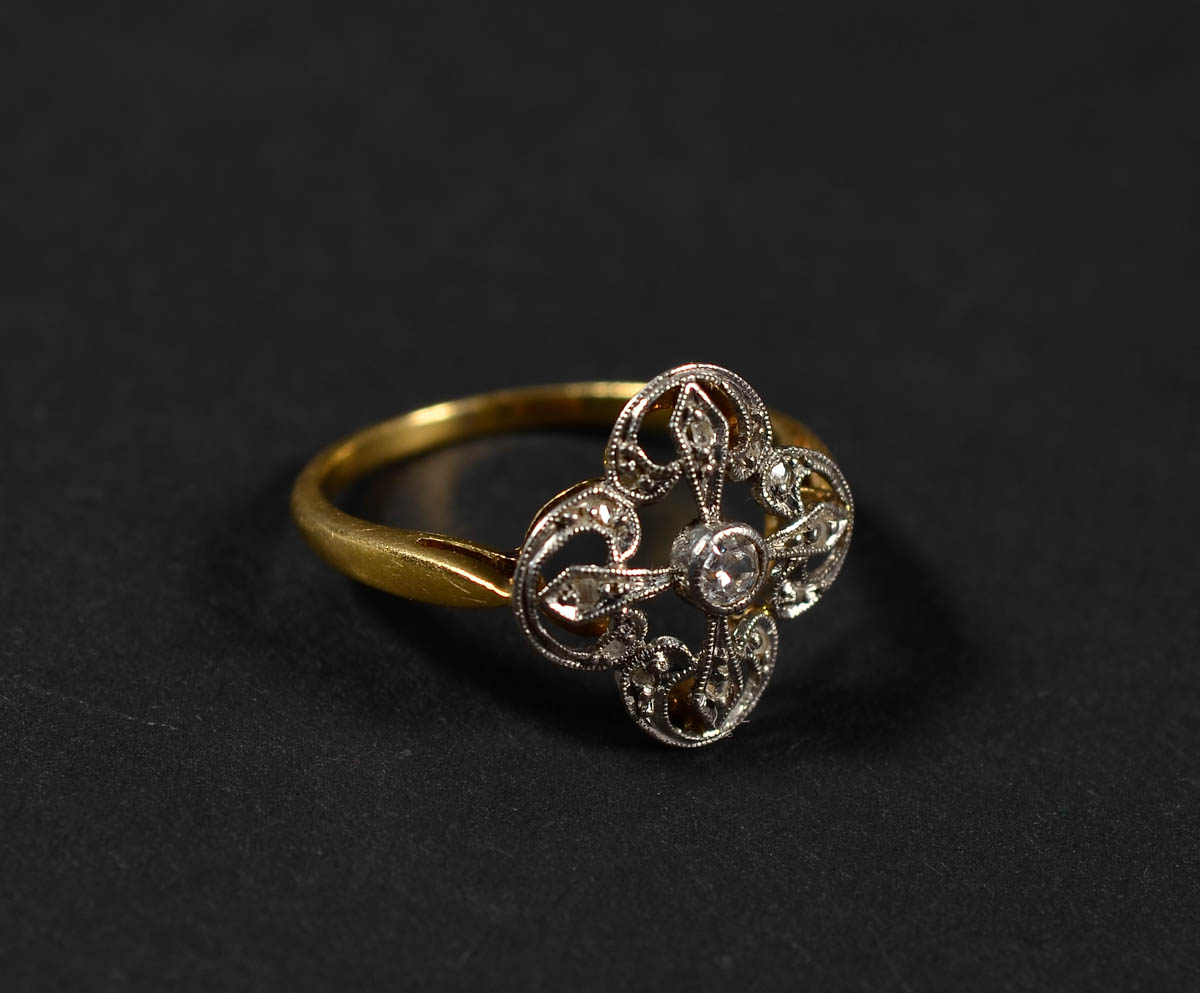 Antigo anel de ouro com brilhantes.
