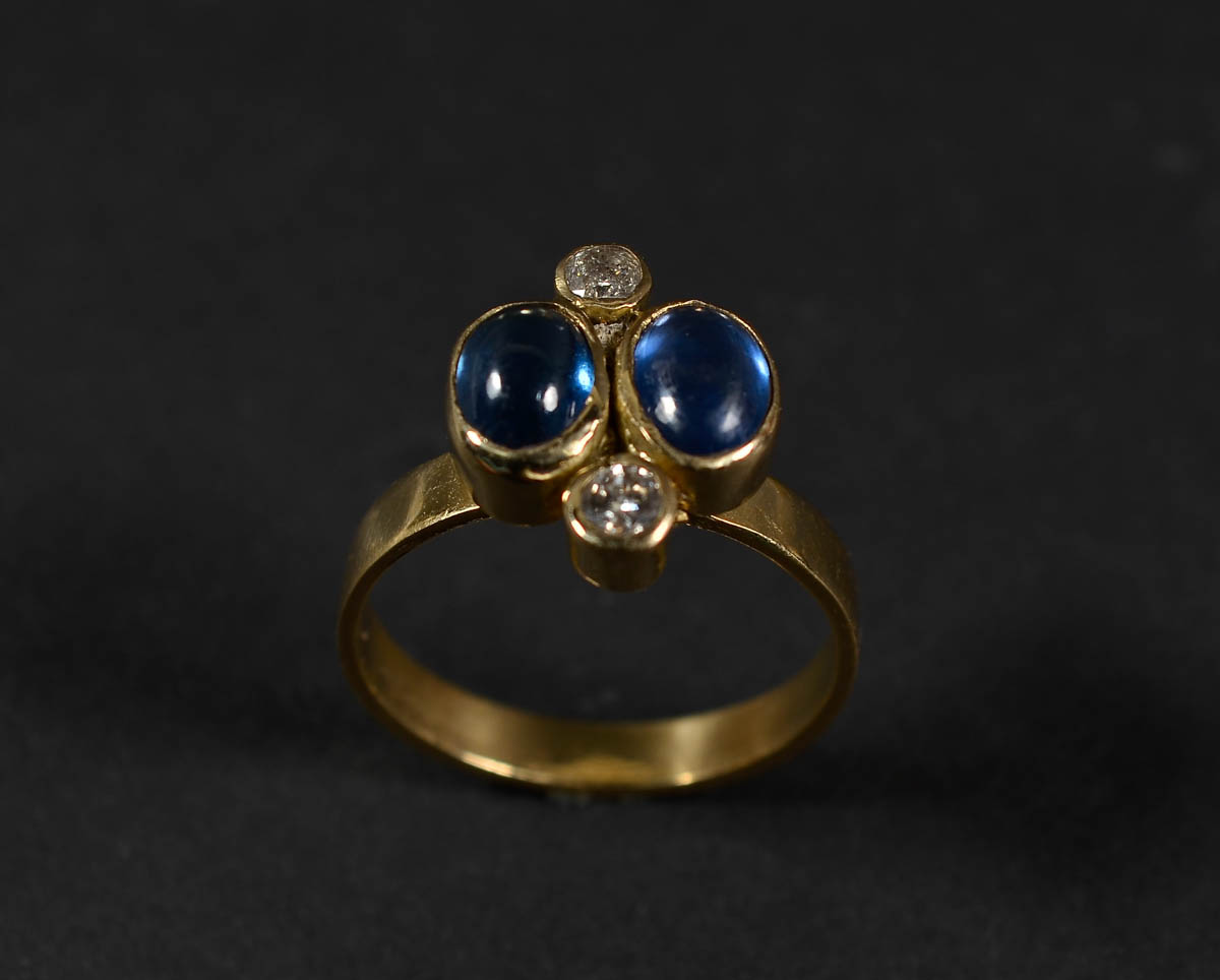 Anel de ouro 18 k com 2 safiras orientais e 2 brilhantes. Peso: 4,1...