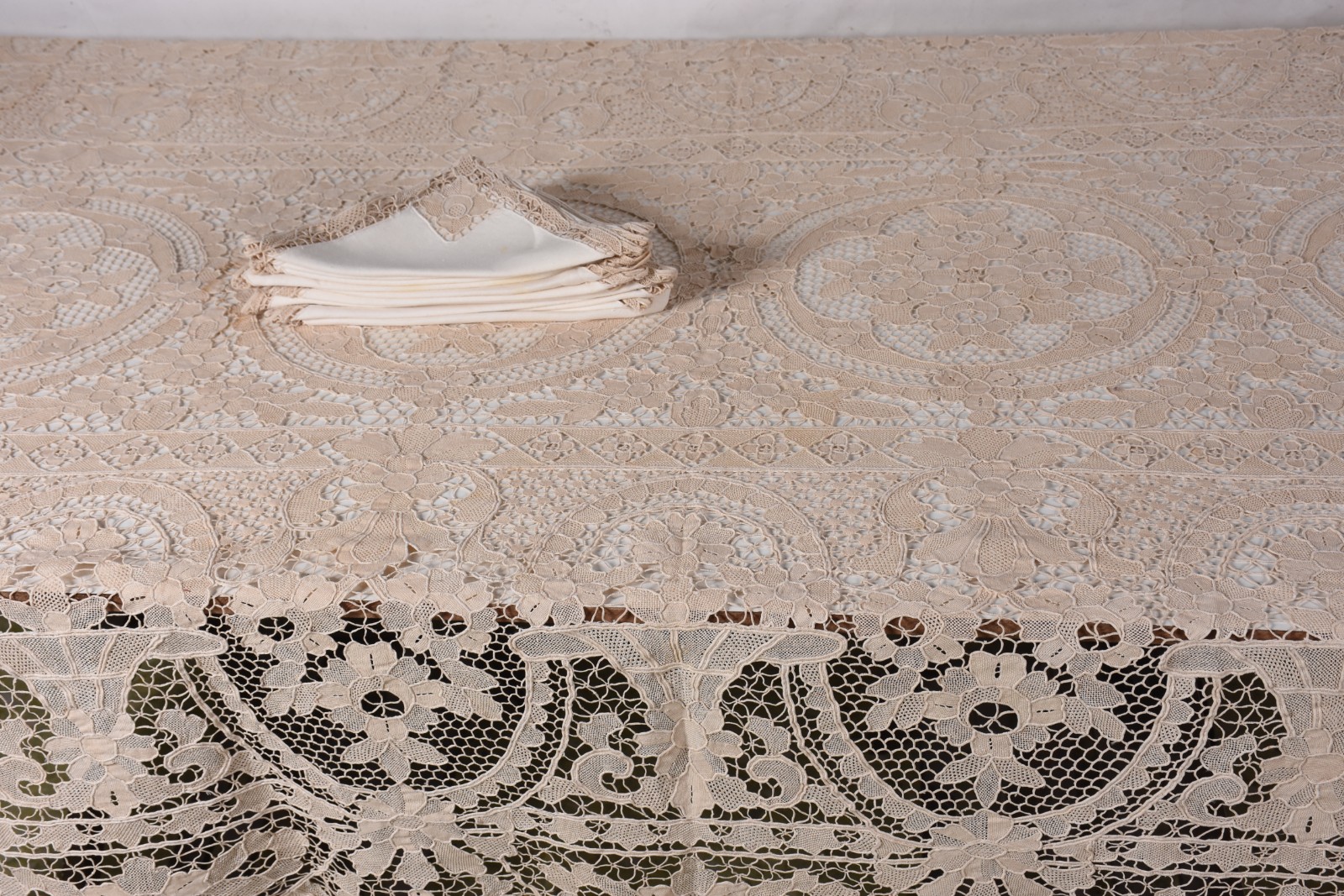 Toalha de mesa de linho com renda veneziana na cor bege. - foto 2 de 4