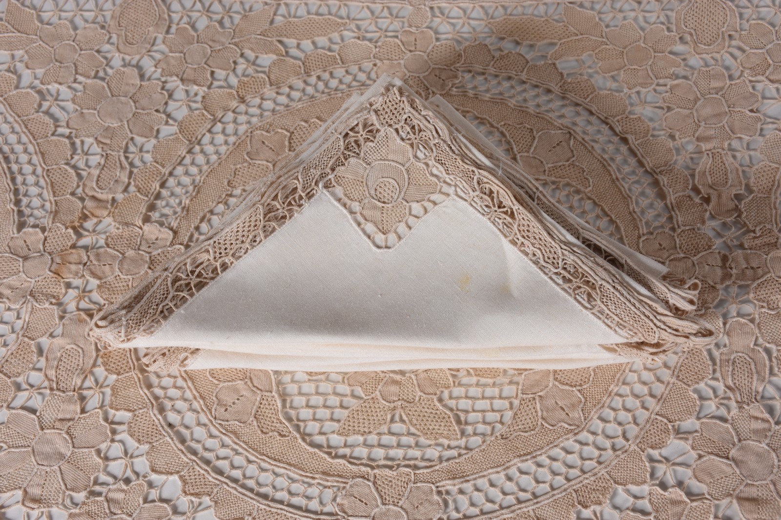Toalha de mesa de linho com renda veneziana na cor bege. - foto 3 de 4