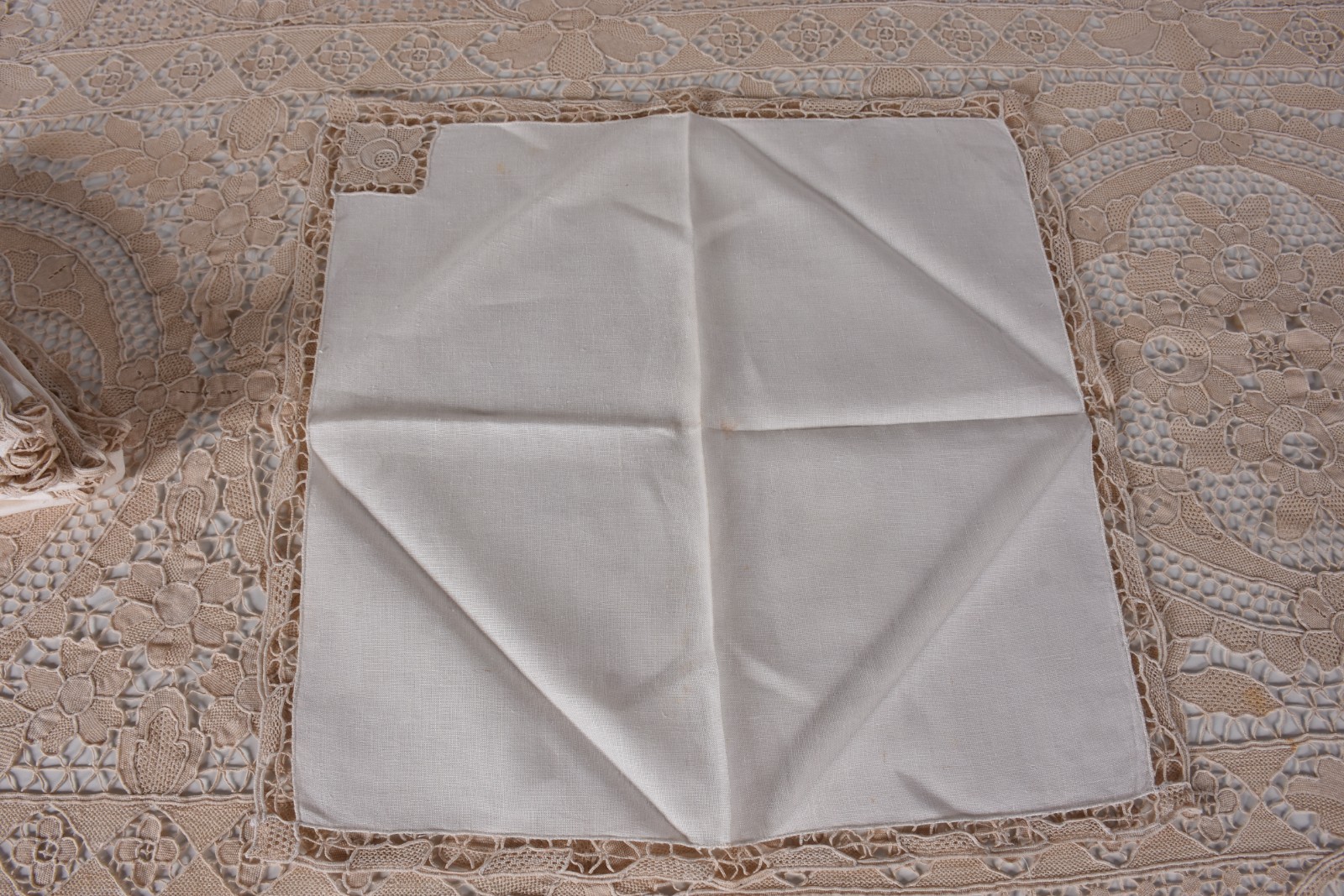 Toalha de mesa de linho com renda veneziana na cor bege. - foto 4 de 4