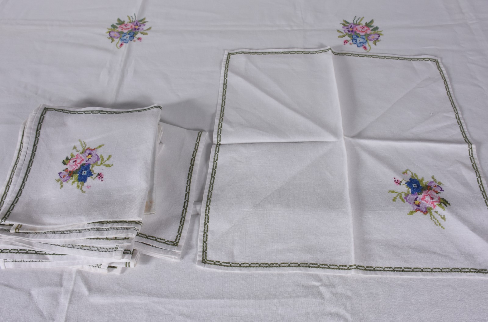 Toalha de mesa bordada com flores coloridas. Acompanham 12... - foto 2 de 5
