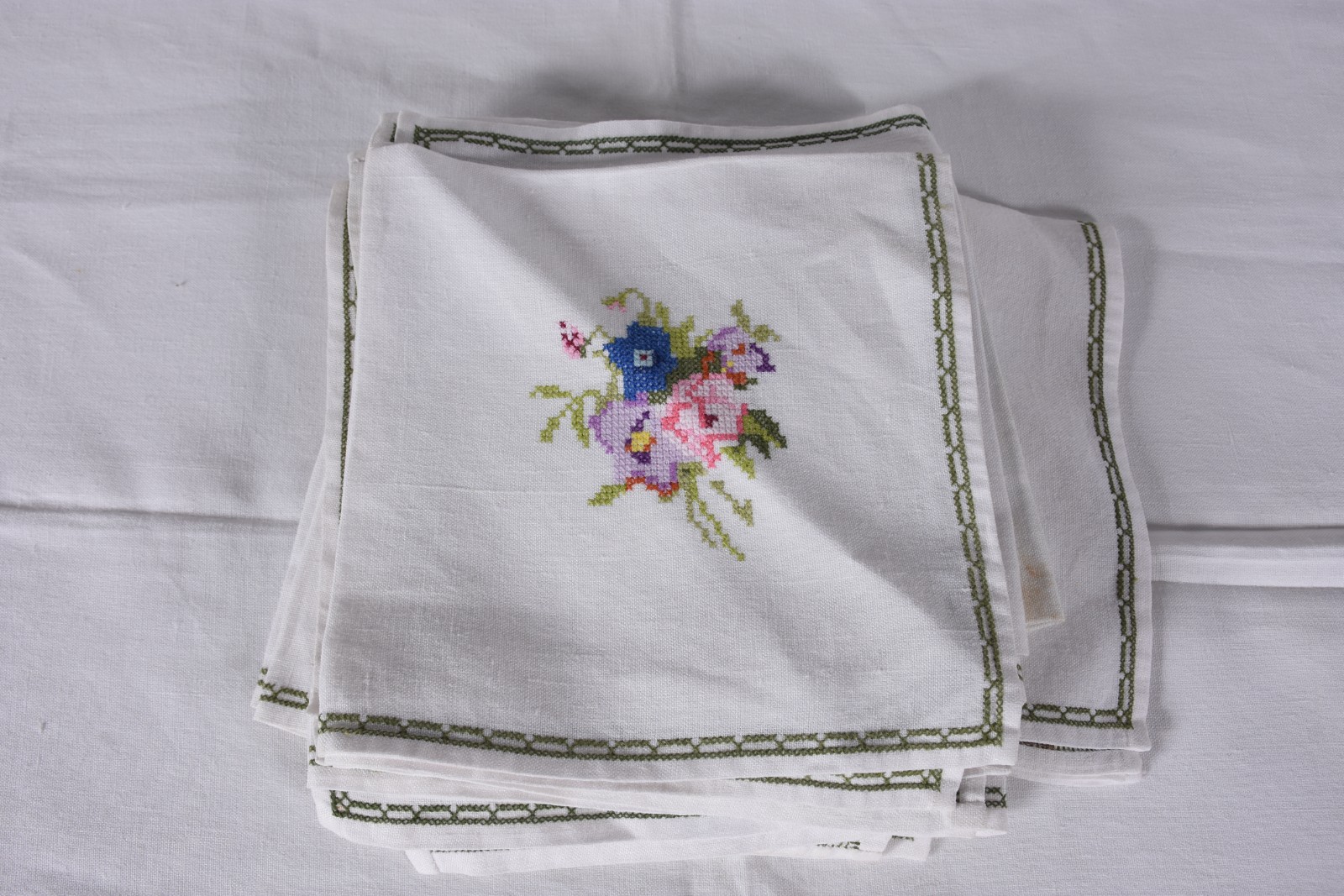 Toalha de mesa bordada com flores coloridas. Acompanham 12... - foto 3 de 5