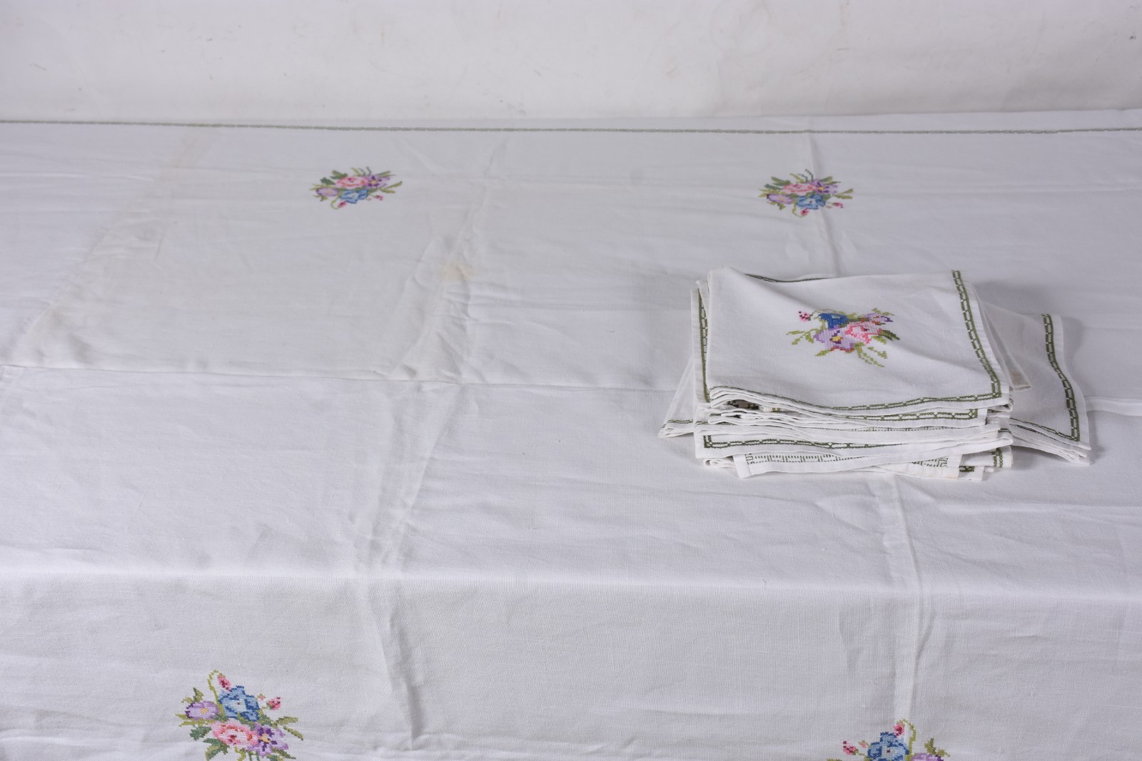 Toalha de mesa bordada com flores coloridas. Acompanham 12... - foto 4 de 5