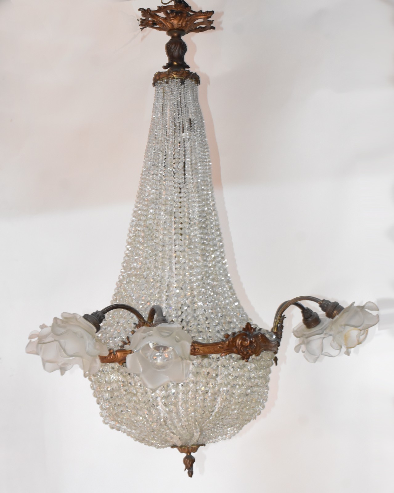 Lustre estilo império, armação de metal dourado com fios em contas de... - foto 1 de 5