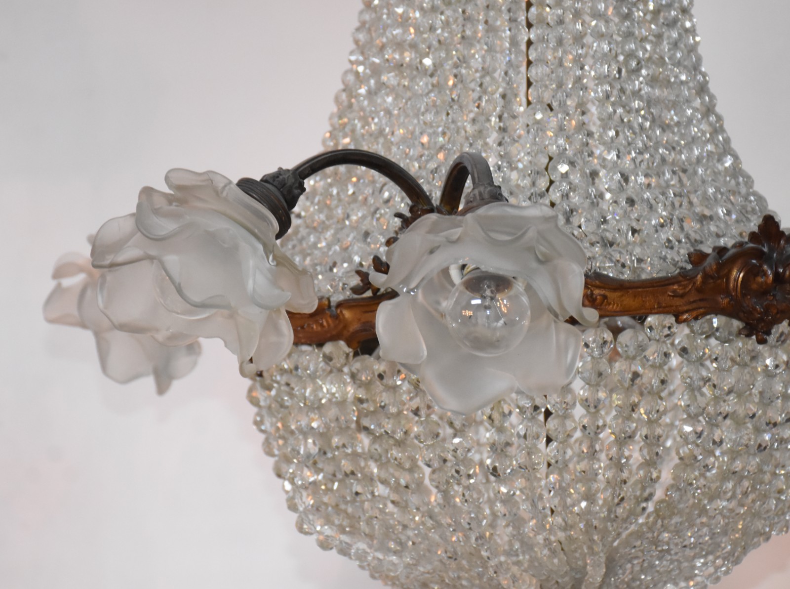 Lustre estilo império, armação de metal dourado com fios em contas de... - foto 3 de 5