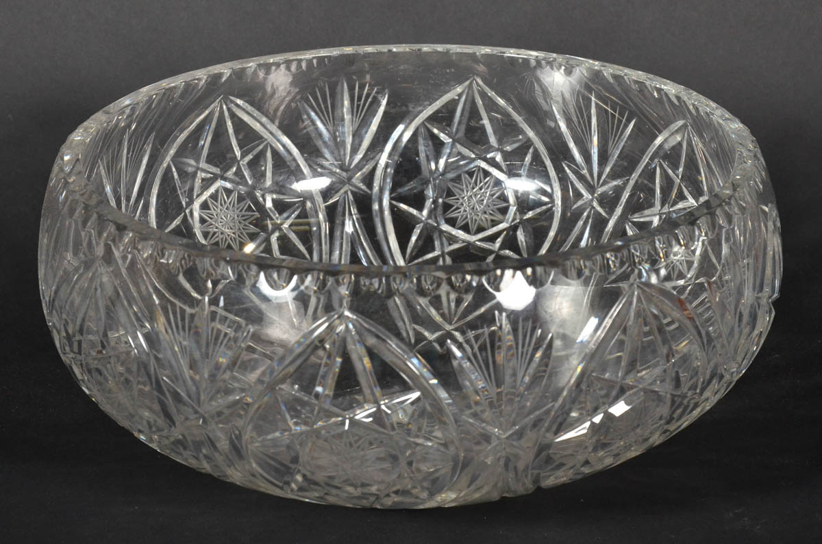 Fruteira de cristal tcheco ricamente lapidado. Diam. 30 cm.