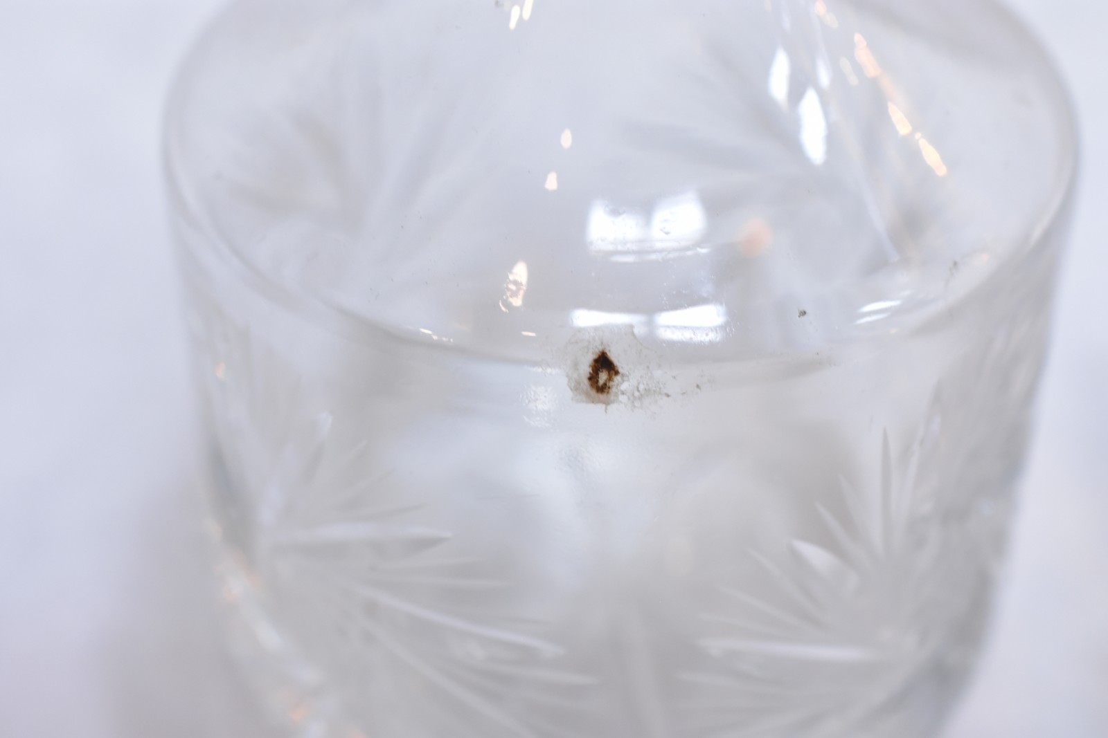 Duas garrafas de cristal tcheco lapidado. - foto 4 de 5