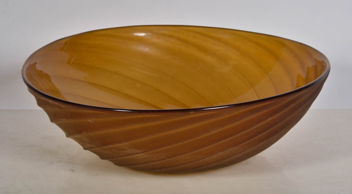 Centro de mesa de murano na cor ambar. Diam. 36 cm.