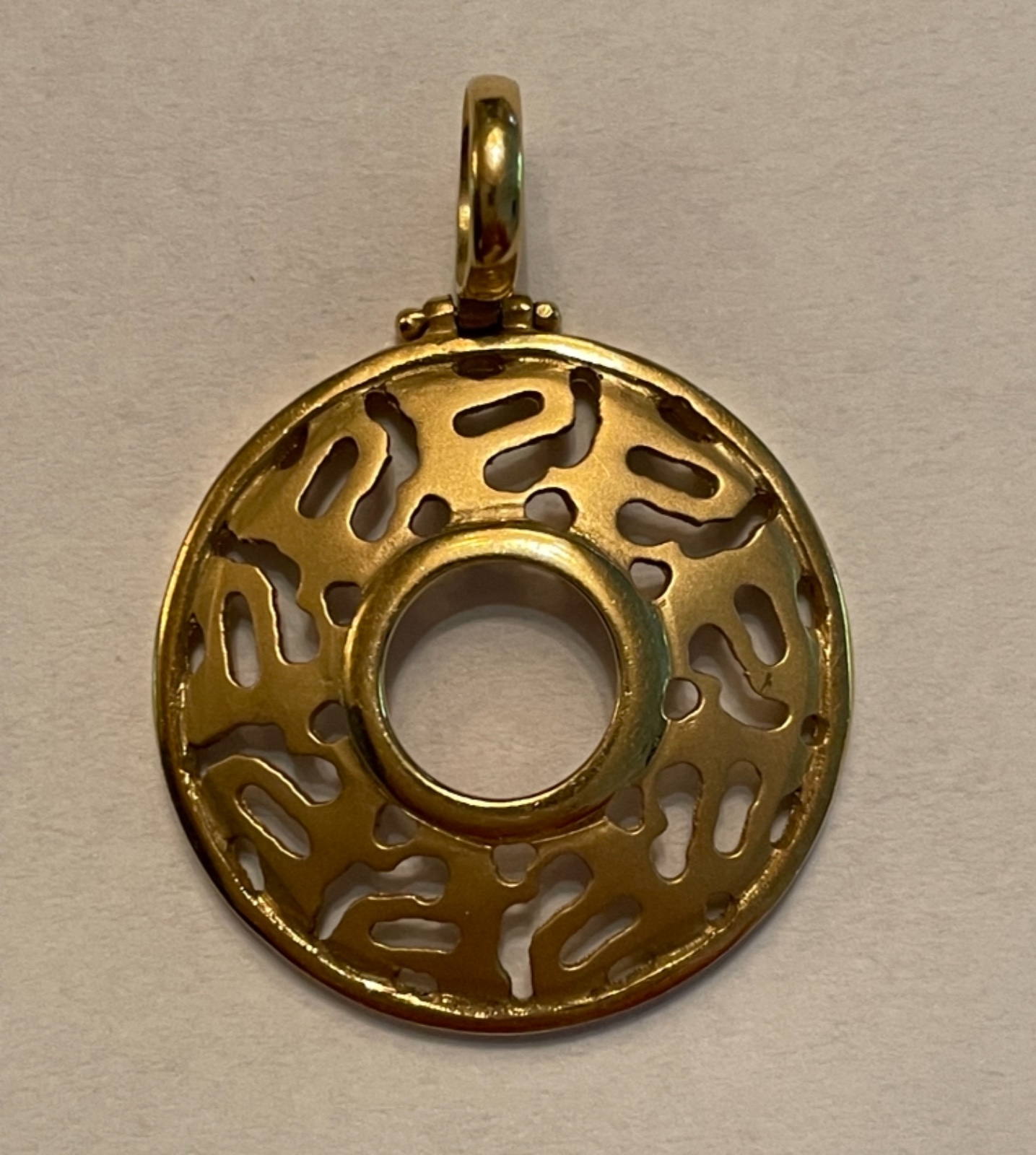 Pendente redondo de ouro 18 k (Por motivos de segurança a peça não se... - foto 1 de 3