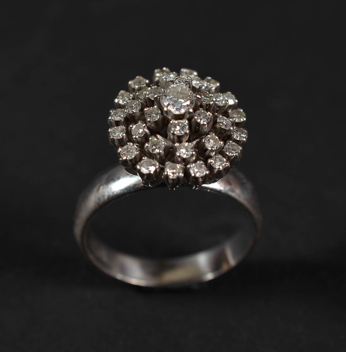 Anel chuveiro de platina com brilhantes. Peso: 6,2 gr.