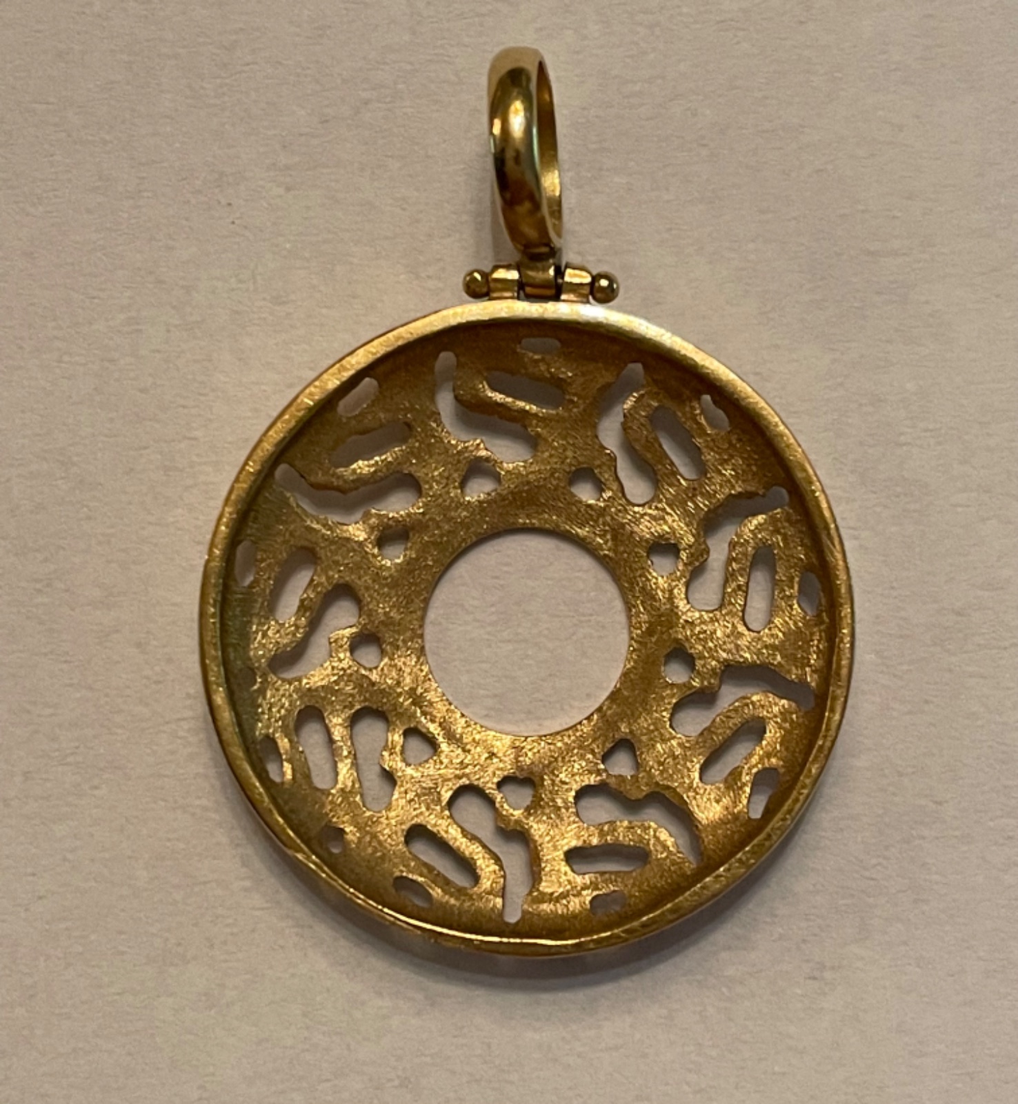 Pendente redondo de ouro 18 k (Por motivos de segurança a peça não se... - foto 2 de 3