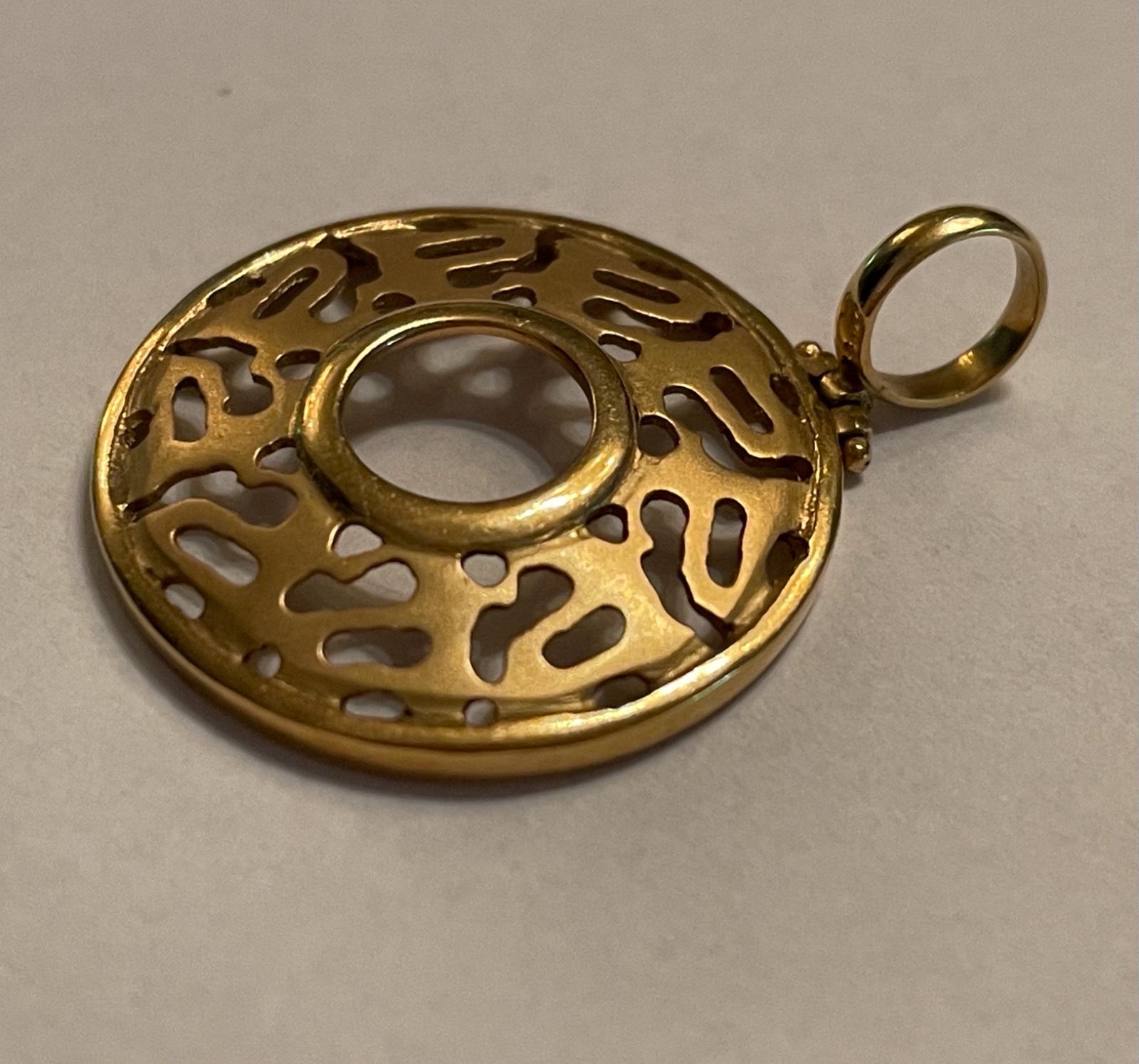 Pendente redondo de ouro 18 k (Por motivos de segurança a peça não se... - foto 3 de 3