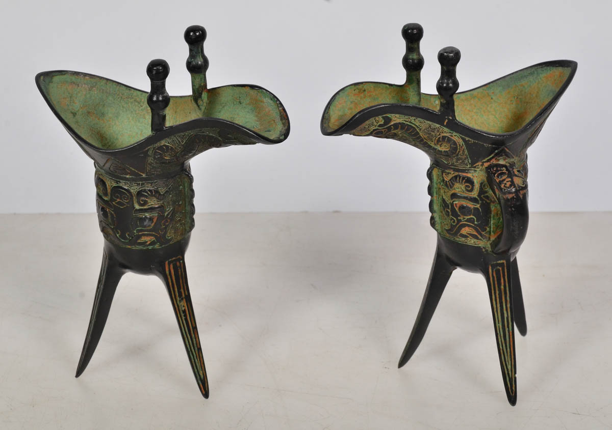 Par de taças de bronze para servir saque. Alt. 17 cm.
