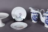 Diversas peças de porcelana, sendo bule e leite... - Diversas peças de porcelana, sendo bule e leiteira de porcelana Schmidt na cor azul e branca; fruteira de pé alto de porcelana inglesa e 2 prato...