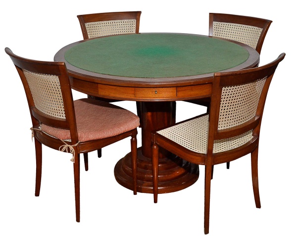 Mesa de jogo de madeira nobre, tampo forrado de couro de um lado e...