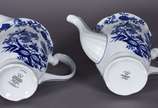 Diversas peças de porcelana, sendo bule e leite... - Diversas peças de porcelana, sendo bule e leiteira de porcelana Schmidt na cor azul e branca; fruteira de pé alto de porcelana inglesa e 2 prato...