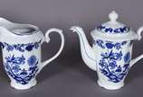 Diversas peças de porcelana, sendo bule e leite... - Diversas peças de porcelana, sendo bule e leiteira de porcelana Schmidt na cor azul e branca; fruteira de pé alto de porcelana inglesa e 2 prato...