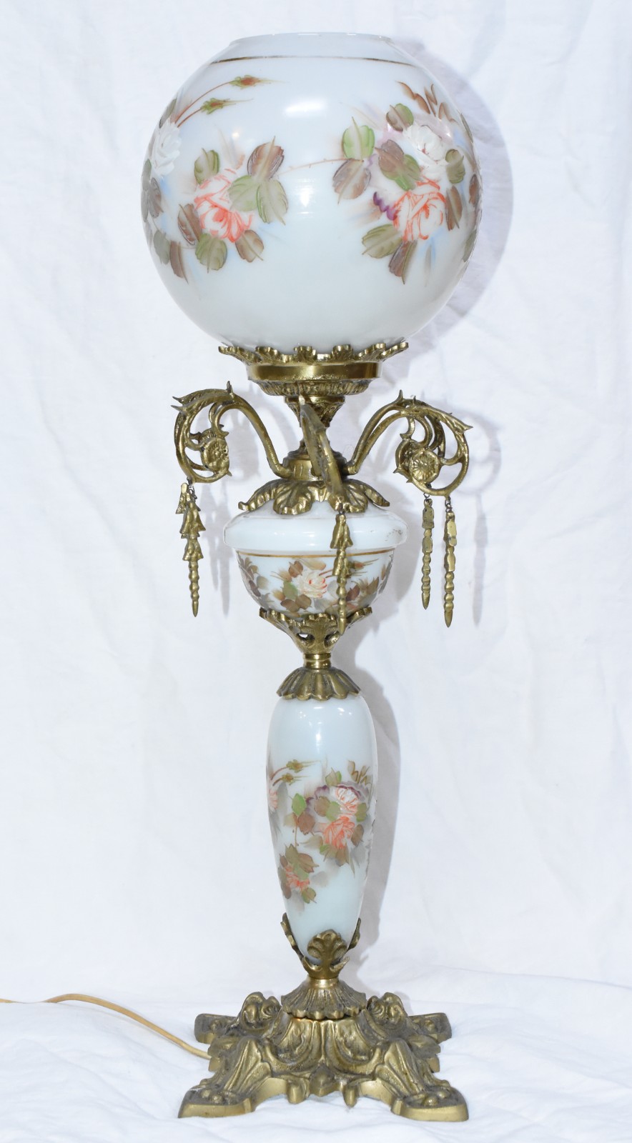 Abatjour de vidro com cúpula na forma de globo com flores em... - foto 1 de 8
